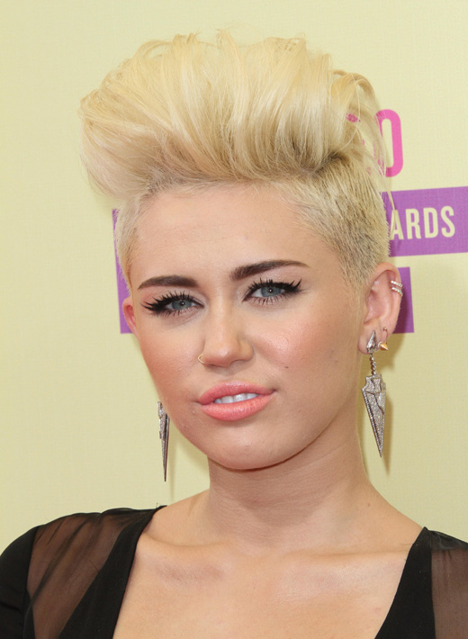 Певица Майли Сайрус (Miley Cyrus) с короткой стрижкой