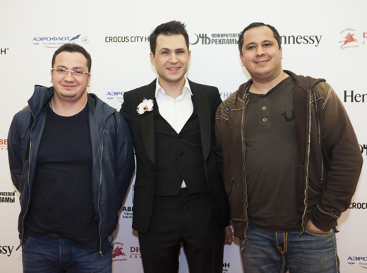 Влад Скандалли (в центре) с гостями мероприятия «Ночь пожирателей рекламы» / © Пресс-служба артиста