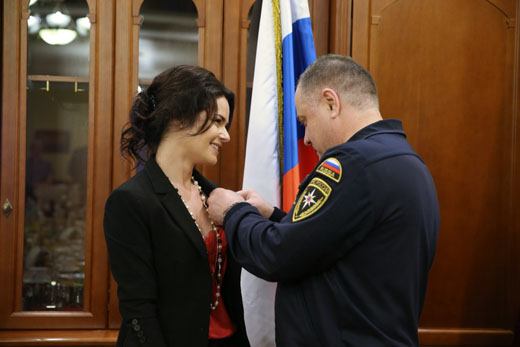 Анна Пескова получает медаль МЧС