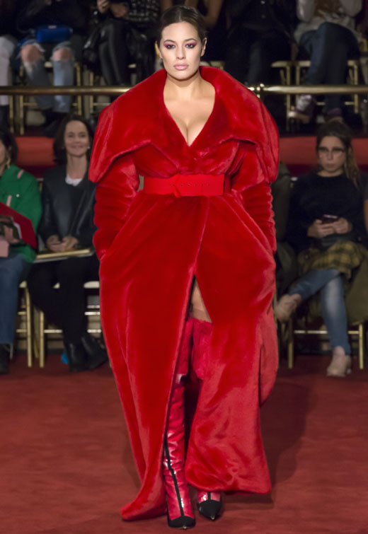 Модель Эшли Грэм в красном платье