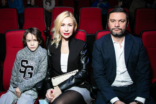 Анастасия Гребенкина с семьей на премьере мюзикла «Летучий корабль» / © Пресс-служба проекта