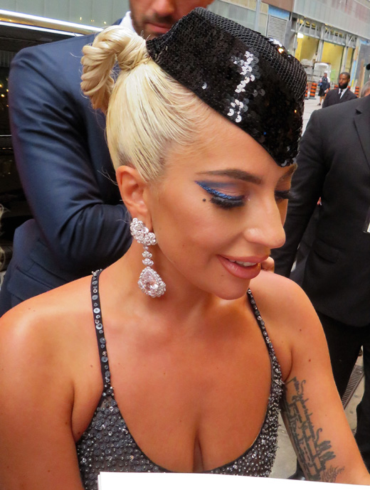 Леди Гага раздает автографы