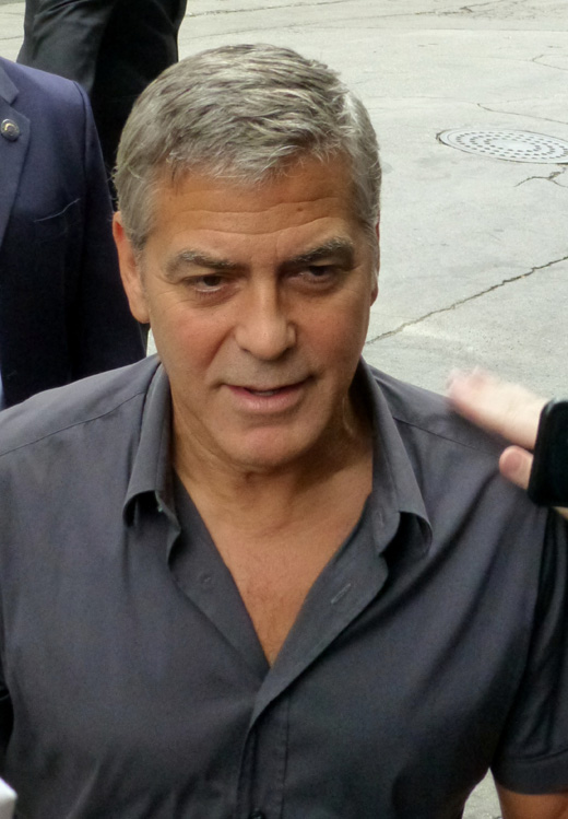 Джордж Клуни на автограф-сессии