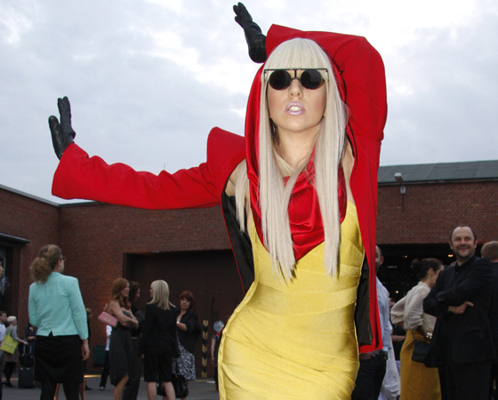 Певица Леди Гага позирует на красной дорожке