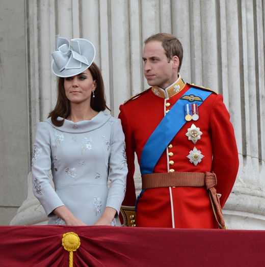 Принц Уильям в красном мундире с женой