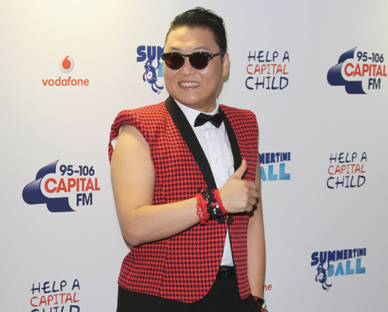 Певец Сай (Psy) позирует на мероприятии