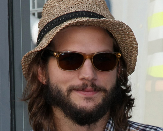 Фото киноактера Эштона Катчера в шляпе и солнечных очках