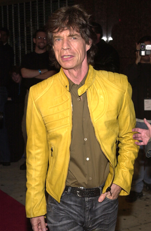 Рокер Мик Джаггер в желтой крутой куртке