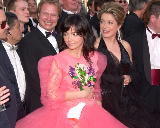 Бьорк в необычном розовом платье