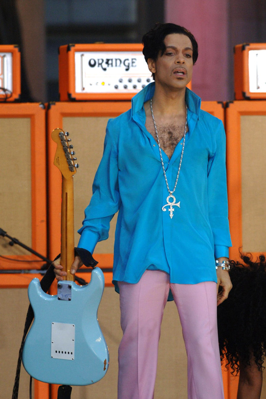 Музыкант Принц с гитарой на сцене: архивное фото