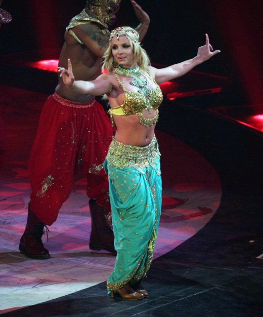Бритни Спирс танцует на сцене