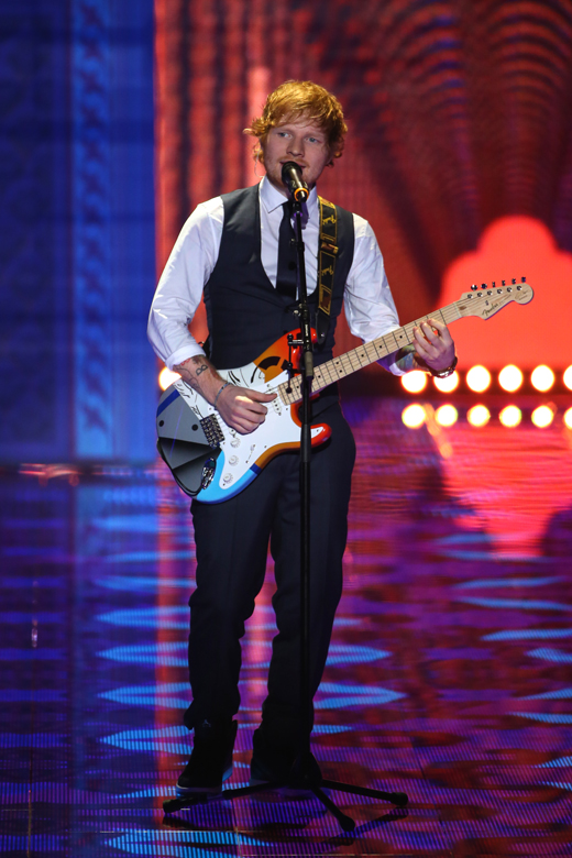 Эд Ширан с гитарой на сцене