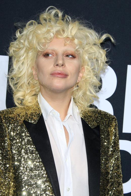 Поп-певица Леди Гага в парике блондинки