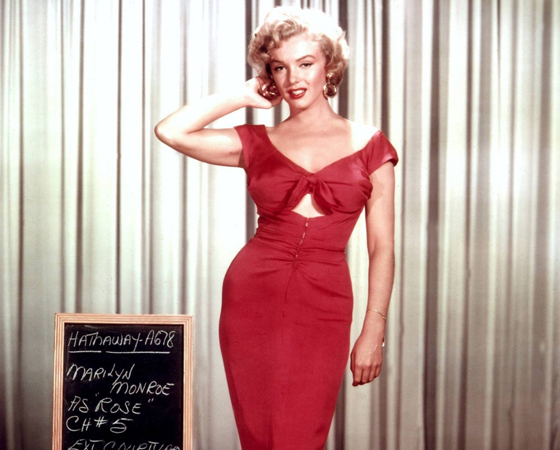 Мэрилин Монро в красном платье.