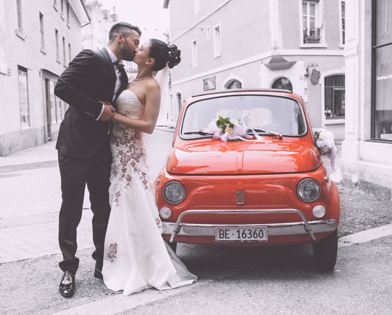 Невеста и красный автомобиль