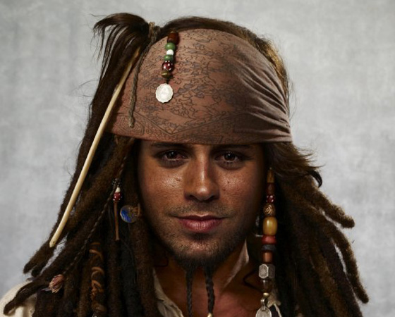Энрике Иглесиас (Enrique Iglesias) в образе пирата / © Jean Nieves / flickr