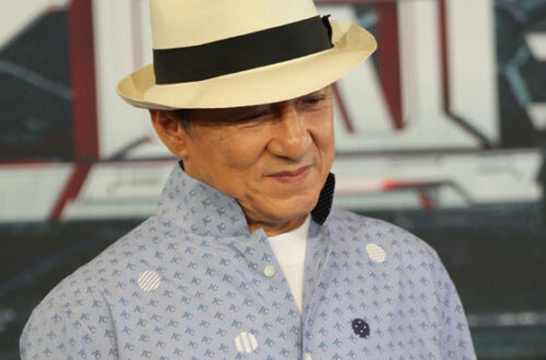 Фото актера Джеки Чана в шляпе и голубой рубашке