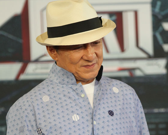 Фото актера Джеки Чана в шляпе и голубой рубашке
